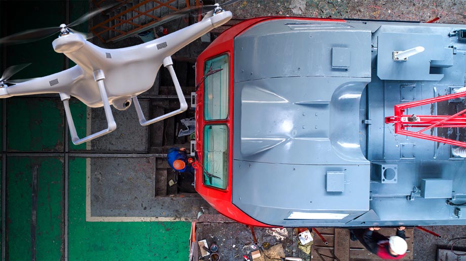 Inspektion am Zug, Luftaufnahme, drone, Zug von oben, Sichtprüfung, Kamera von oben, Dachinspektion